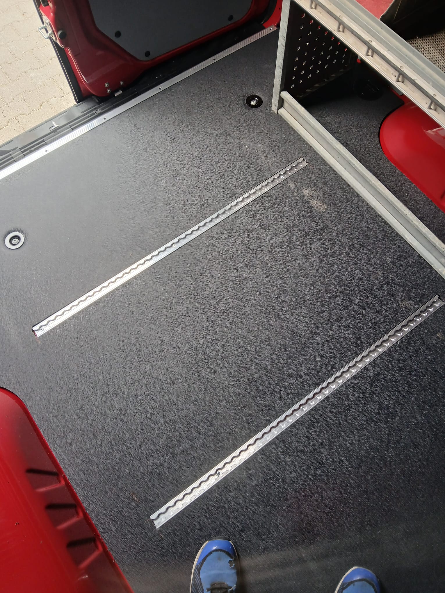Riffelblech-Boden mit Zurrleisten in einem Werkstattfahrzeug