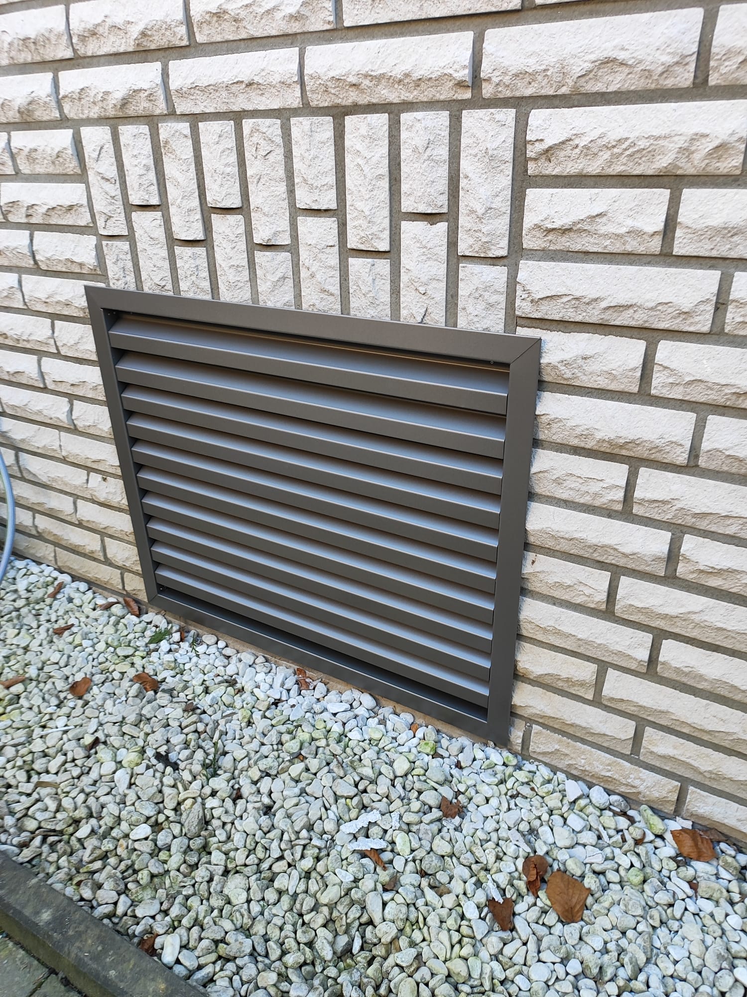Lamellenzaun-Element aus Stahl, anthrazit, vor Klinkerwand montiert