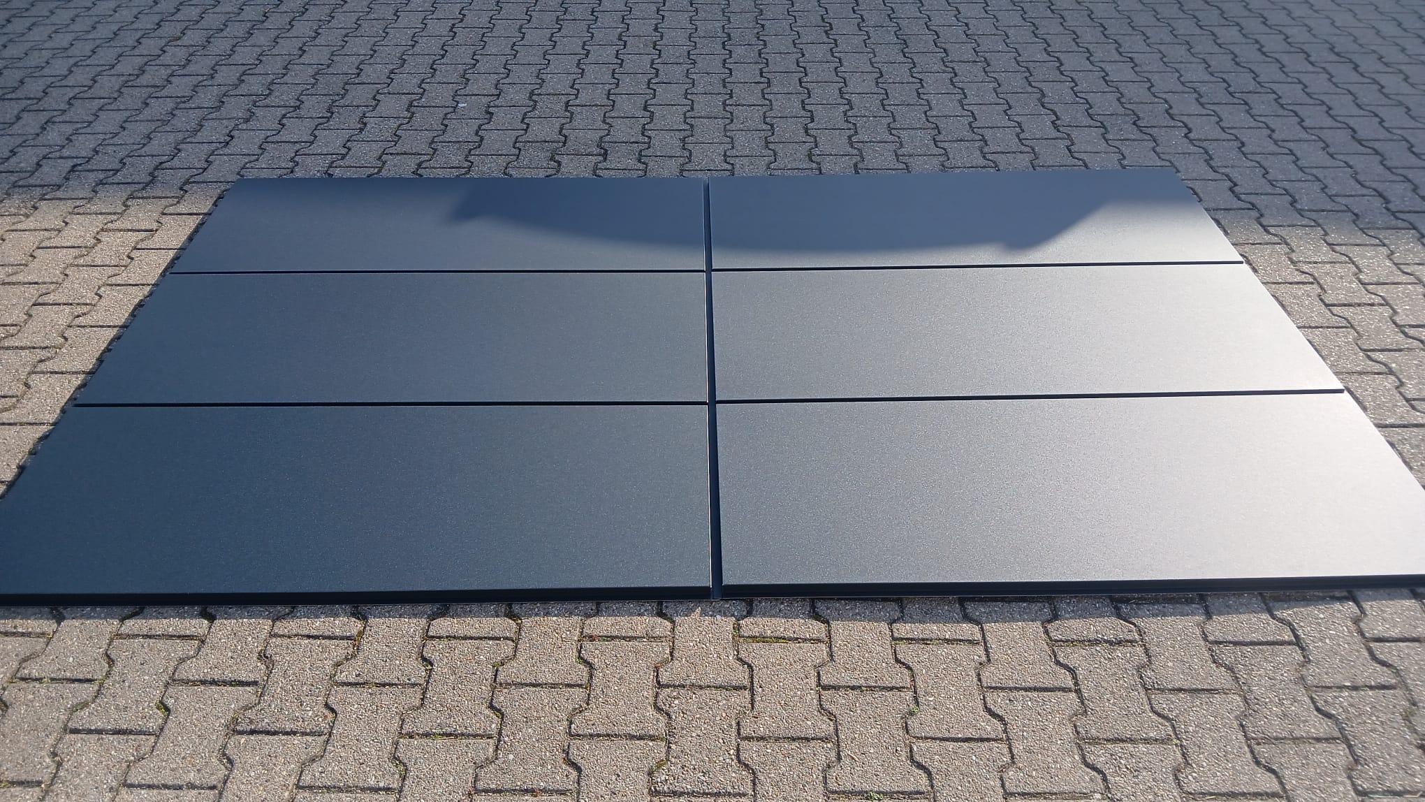 Anthrazitfarbene Lamellen-Elemente aus eigener Fertigung — WP Metall Erkelenz