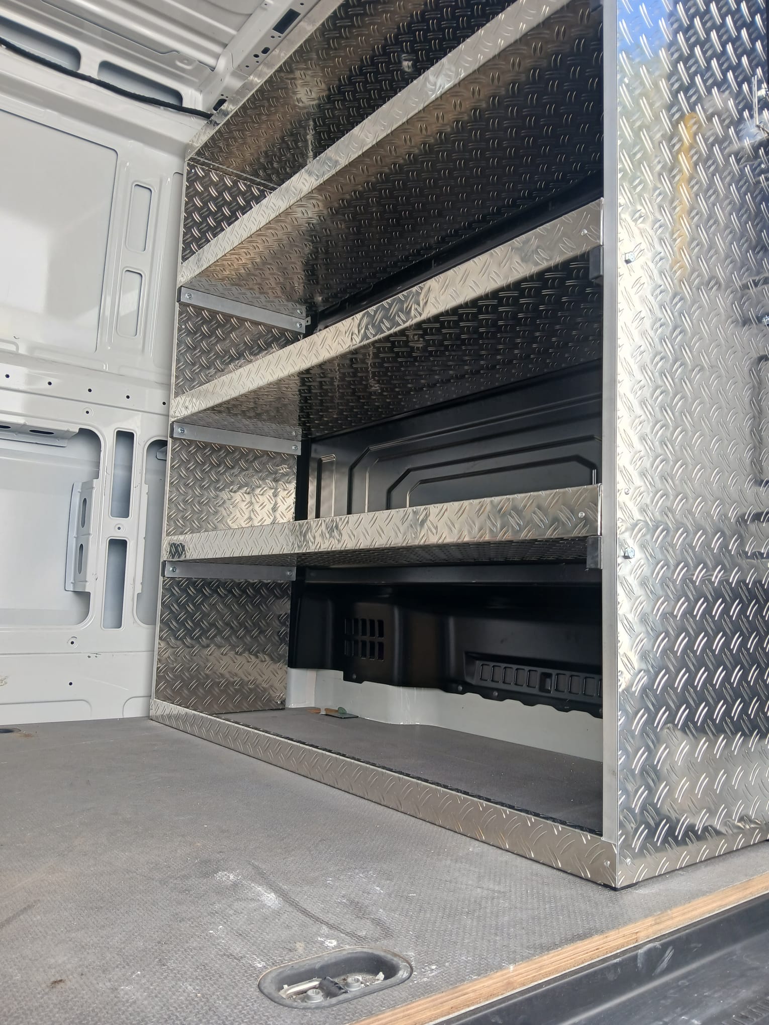 Werkstattregal aus Aluminium-Riffelblech im Transporter