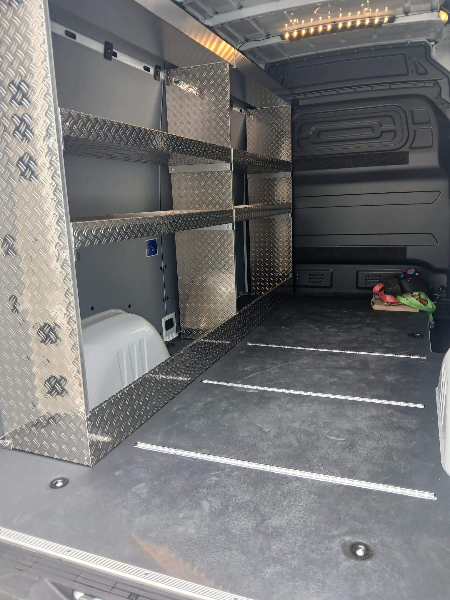 Innen­ausbau eines Transporters mit Riffelblech-Verkleidung und Regalsystem